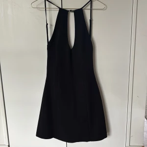 Svart kort klänning med öppen rygg - Svart klänning från Zara med öppen rygg. Aldrig använd med lappen kvar 