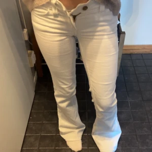 Vita bootcut jeans  - Snygga vita jeans med bootcut passform från weekday. Byxorna har låg midja och är tillverkade i ett mjukt bomullsmaterial med lite stretch. 💕💕Storlek 24/30. Dom är dock lite smutsiga längst ner vid hälen!