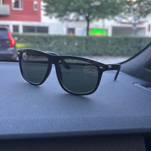 Rayban boyfriend  -  Säljer ett par rayban boyfriend I färgen svart och de är i nyskick inga skador inga märken ingenting bäst pris på marknaden var snabba i en unik, svart färg