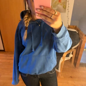 Blå hoodie från YOURTURN - Säljer en snygg marinblå hoodie från YOURTURN med klassisk huva och snörning. Tröjan har en stor magficka och är gjord i mjuk bomull. Står ingen storlek men skulle gissa på M, knappt använd💓