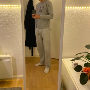 Grå tjocktröja från Paris Tour d'Or - Säljer en tröja från Paris Tour d'Or i storlek S. Pris kan diskuteras!