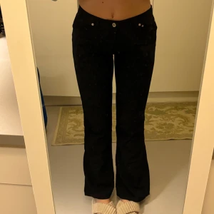 Svarta bootcut byxor - Svarta byxor i skönt tunnare tyg från Apartment London med bootcut passform och klassisk femficksdesign. Byxorna har normal midja och stängs med knapp och dragkedja. Snygga och stilrena, perfekta till vardags. Lite för små på mig,  passar S. Är 177cm. 