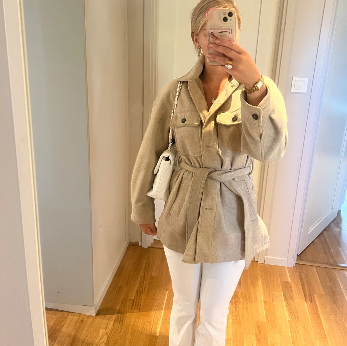 Beige overshirt med bälte och fickor - 1