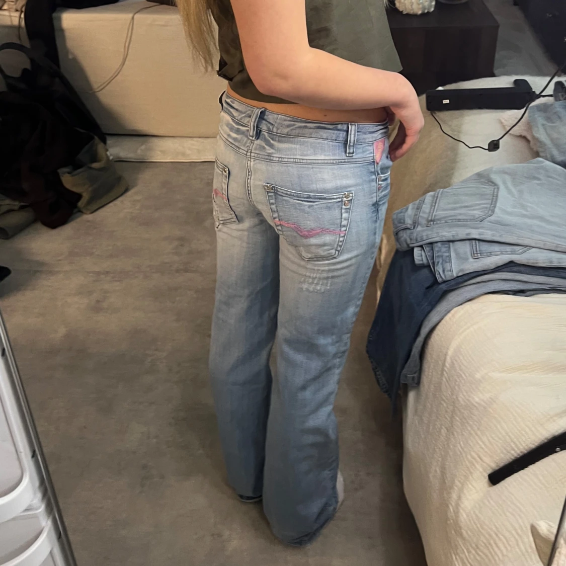 Ljusblå jeans med rosa detaljer - 1