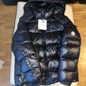 Moncler Jacka - En svart Oanvänd Moncler maya i storlek M  Etikett och allt finns med ✅  Oanvänd ✅  NFC Scan funkar ✅  Pris kan diskuteras ✅  Ifall ni vill ha fler specifika bilder skriv 💯  