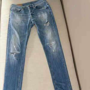 Dondup George - Säljer dessa feta dondups med slitningar. Skön tvätt med feta slitningar. Storlek 34 men passar även 33 eller 35