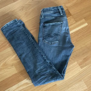 Grå replay jeans - Tjenare säljer ni mina replay jeans med små slitningar. Modellen är Aged 05. Storleken på dessa är W29 och L32. Hör av er om ni har några frågor!
