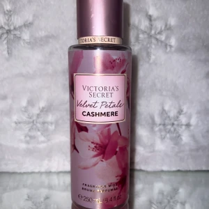Victoria's Secret Velvet Petals Cashmere Mist - Parfymmist från Victoria's Secret. Velvet Petals Cashmere har doftnoter av rostad socker och ljusa träslag, insvept i sammetslena blomblad. Flaskan rymmer 250 ml.