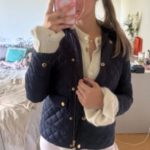 Quiltad jacka🤩🤩 - Säljer min så snygga o coola J crew jacka med jättefina guldknappar och en så cool manchester krage😍😍den är i superfint skick och inte jättelätt att få tag på 