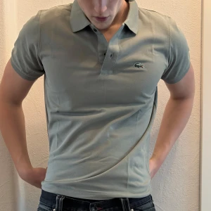 Grön pikétröja från Lacoste - Vanlig grön lacoste piké. Tröjan är helt ny. säljer även ut andra saker från min gaderob så kolla gärna min sida och se om du hittar något du gillar!