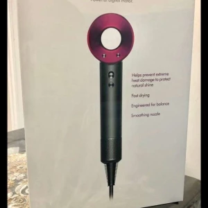 Dyson Supersonic  - Säljer en Dyson Supersonic hårfön i metallicgrå och lila. Medföljer flera munstycken för styling, bland annat diffuser och smoothing nozzle. Ergonomisk design med digital motor och smart värmekontroll som skyddar hårets glans. Perfekt för dig som vill ha snabb och skonsam hårtorkning. Hör gärna av er vid intresse. Den är använd ett fåtal gånger✌️