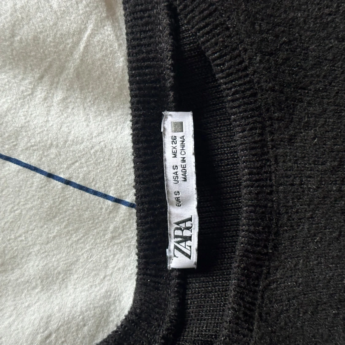 Svart stickad topp med pärldetaljer - 4