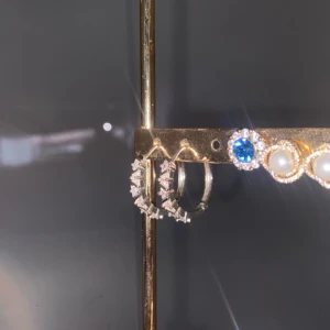 Två par glittriga silverörhängen - Säljer ett par örhängen i silverfärg – ett par hoops med gnistrande stenar runt hela ringen 🩵 de är från snö of Sweden 