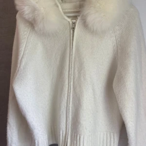 Vit Alessa jacka  - Koftan är en vit Alessa jacka i storlek S.  -nypris 1200:-   Mitt pris 850:- priset är diskuterbart. Koftan är i nyskick, använd fåtal gånger. Men har tröttnat på den. 