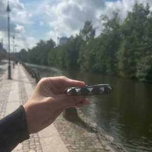 Marinblått armband med silvernitar - Marinblått valentino armband, har inte använt det så mycket skick 10/10, alla nitar är kvar🙏🏻Går att diskutera priset 