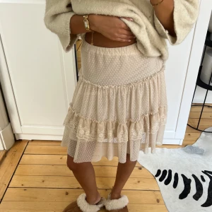 Prickig kjol - Prickig kjol med volanger. Köpt på Zara, använd fåtal gånger.