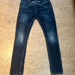 Dondup jeans  - Dondup jeans storlek 30, modell George sitter bra skriv om frågor uppstår.