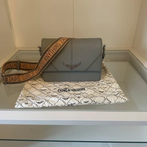 Zadig & Voltaire - Grå axelväska från Zadig & Voltaire