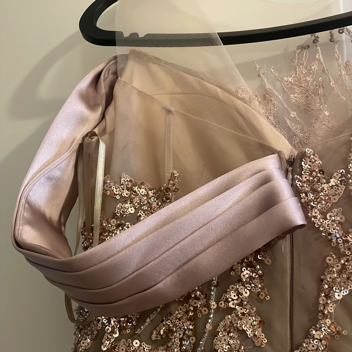 Champagnefärgad långklänning med paljetter - 3