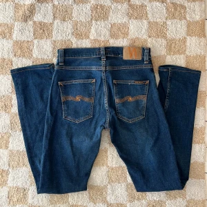 Mörkblå jeans från Nudie Jeans 28/32 - Säljer ett par mörkblå jeans från Nudie Jeans. Modellen är Grim Tim, storlek W28 L32. Riktigt snygga nudies, något som alla behöver i garderoben.