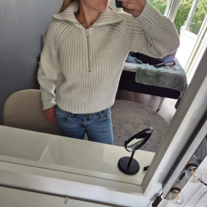 Vit stickad tröja med half zip från H&M - Säljer en vit stickad tröja från H&M❣️kragen går även att dra upp hela vägen