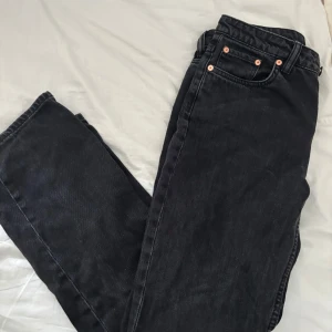 Mid waist jeans från weekday W27 L30  - Säljer dessa för att jag inte får användning för dom💕