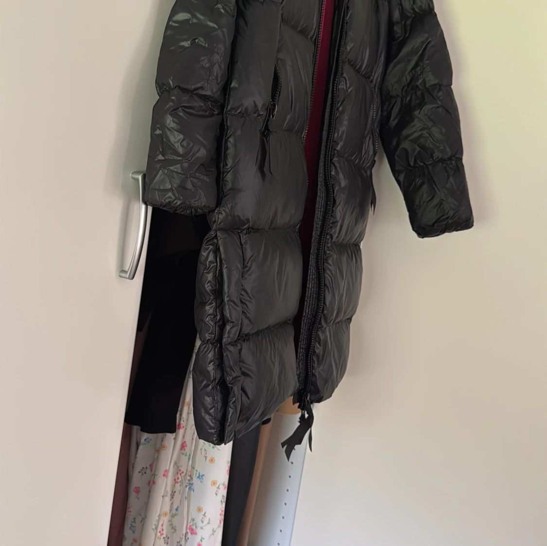 Svart lång dunjacka - 1