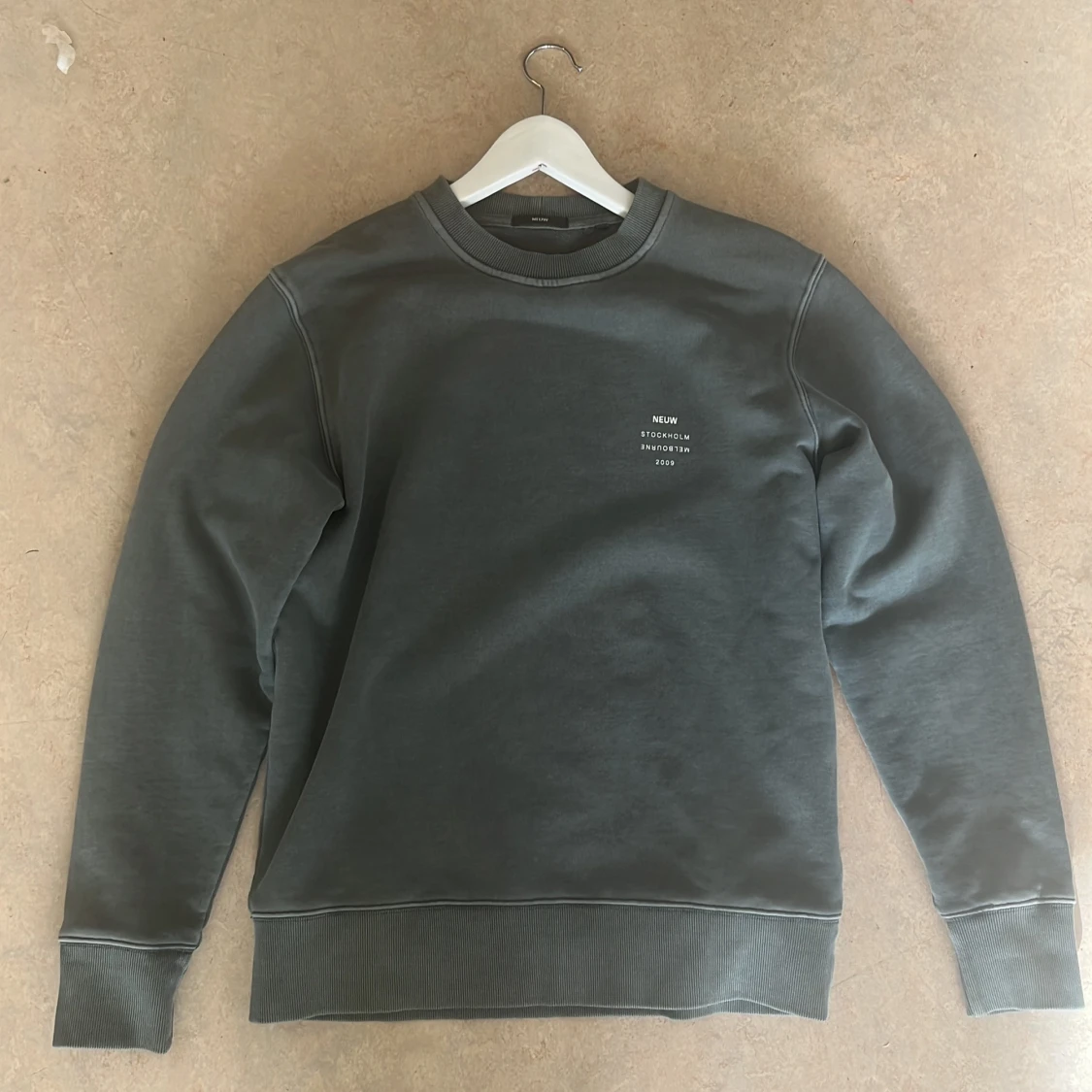 Grå sweatshirt från Neuw