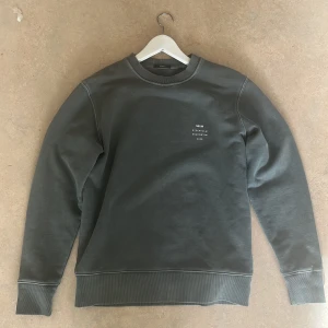 Grå sweatshirt från Neuw - Från Neuw