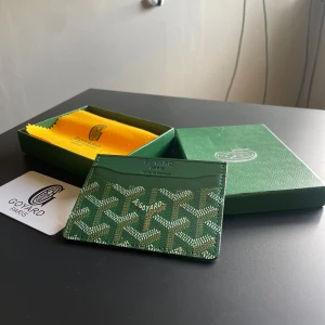 Grön plånbok - Stilren ”cardholder” i färgen grön