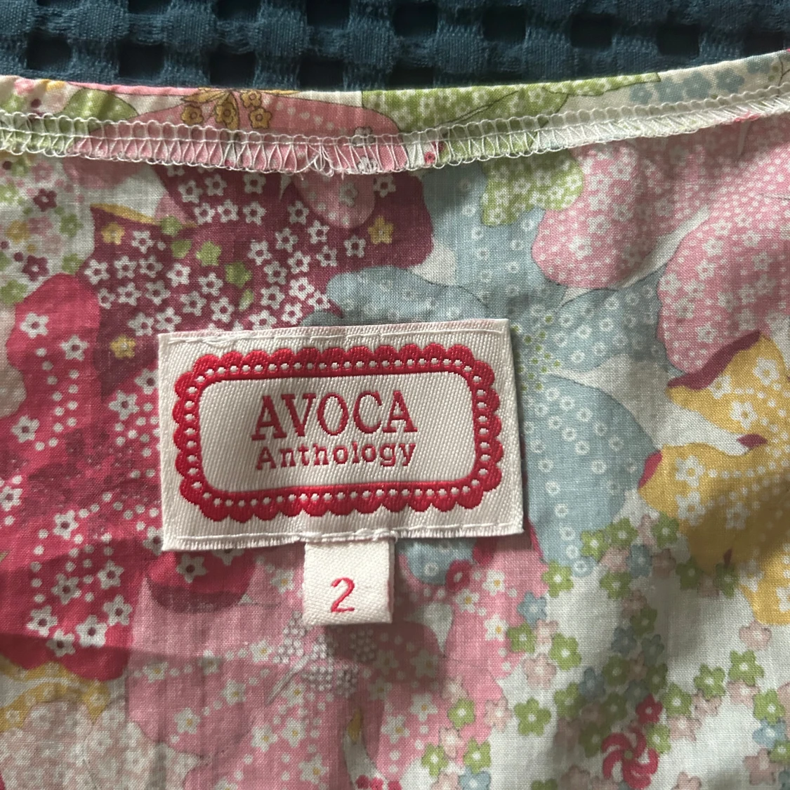 Blommig rosa kortklänning från Avoca - 3