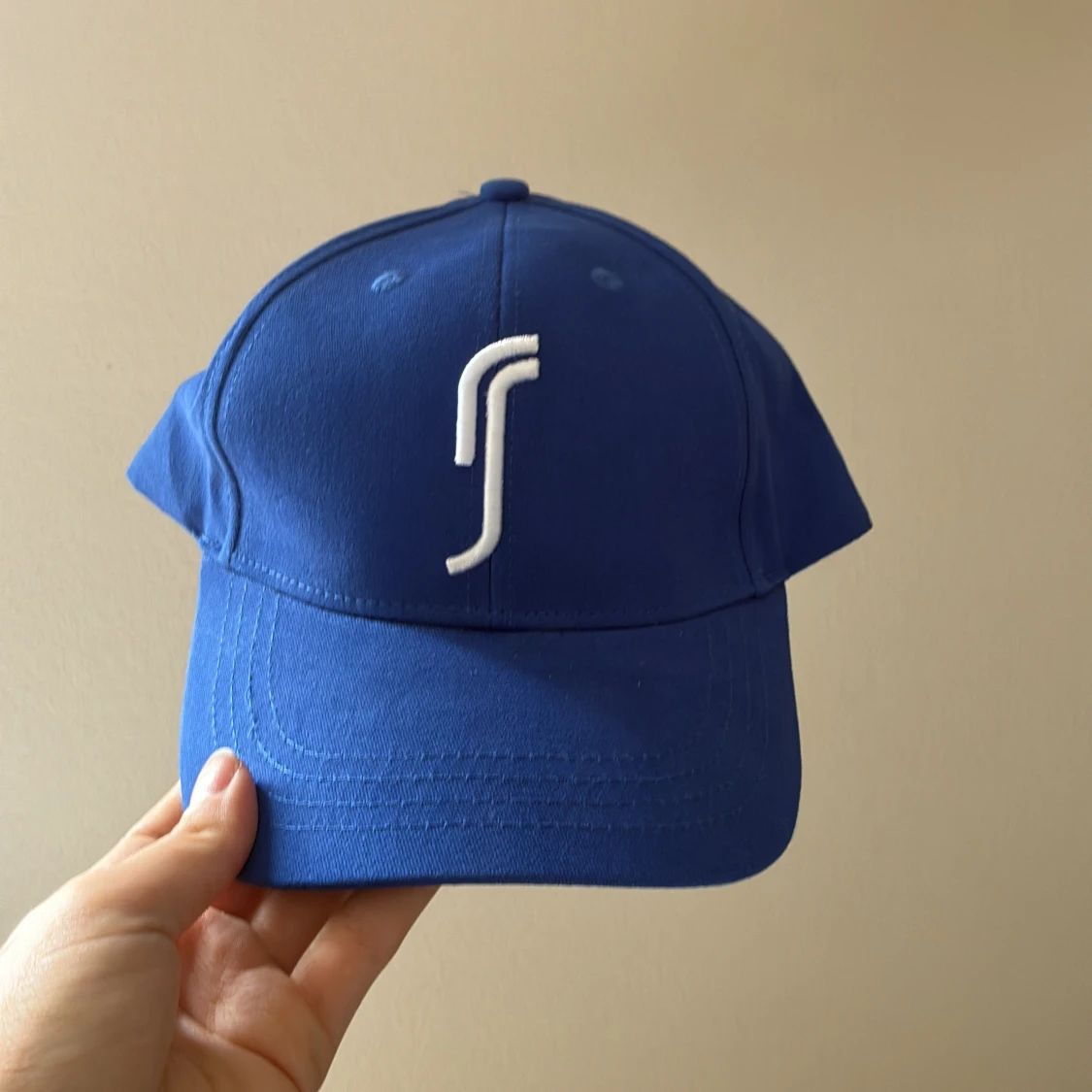 Blå keps med vit logga från Racquet Sports - 1