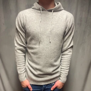 Kashmir/Merino hoodie - En ljusgrå Kashmir/Merino hoodie! Storlek M, passar M-L! Modellen är 177cm lång, passar längre! Skick 10/10, använd 1 gång! Hör av dig vid frågor!🌟