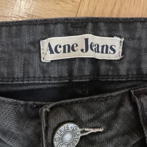Slim svarta acne jeans - Ett par fina slim svarta acne jeans, sitter bra i passformen och är bra kvalitet 