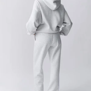 Grå mjukissett från gina  - matchande gina sett, hoodien storlek S och byxorna S. byxorna har en litet märke på låret som knappt syns ( be om bild på fläcken). 