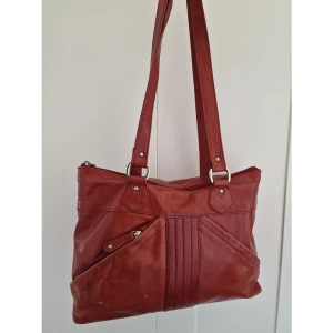 Vintage läder axelväska  - Supersnygg vintage läder axelväska!  Rymlig, får plats med laptop, böcker osv. Jättebra vintage skick, lite slitage på utsidan. Mått: 26×36 cm