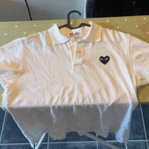 Vit piké Comme des Garçons - Vit piké från Comme des Garçons PLAY. Köpare står vid frakt 📦 