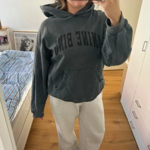 Hoodie från Anine Bing - Mörkgrå (Dark Washed Black) Anine Bing hoodie.