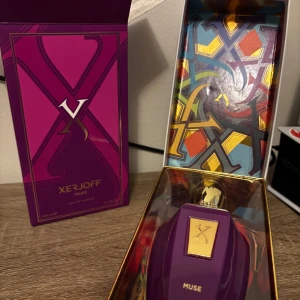 Xerjoff Muse Eau de Parfum 100ml - Lyxig parfym från Xerjoff i doften Muse. Flaskan är lila med gulddetaljer och har en elegant, exklusiv design. Kommer i en färgstark och konstnärlig förpackning med guldinslag. Perfekt för dig som gillar unika och sofistikerade dofter. Tveka inte på att skriva ifall ni har några frågor!🙏