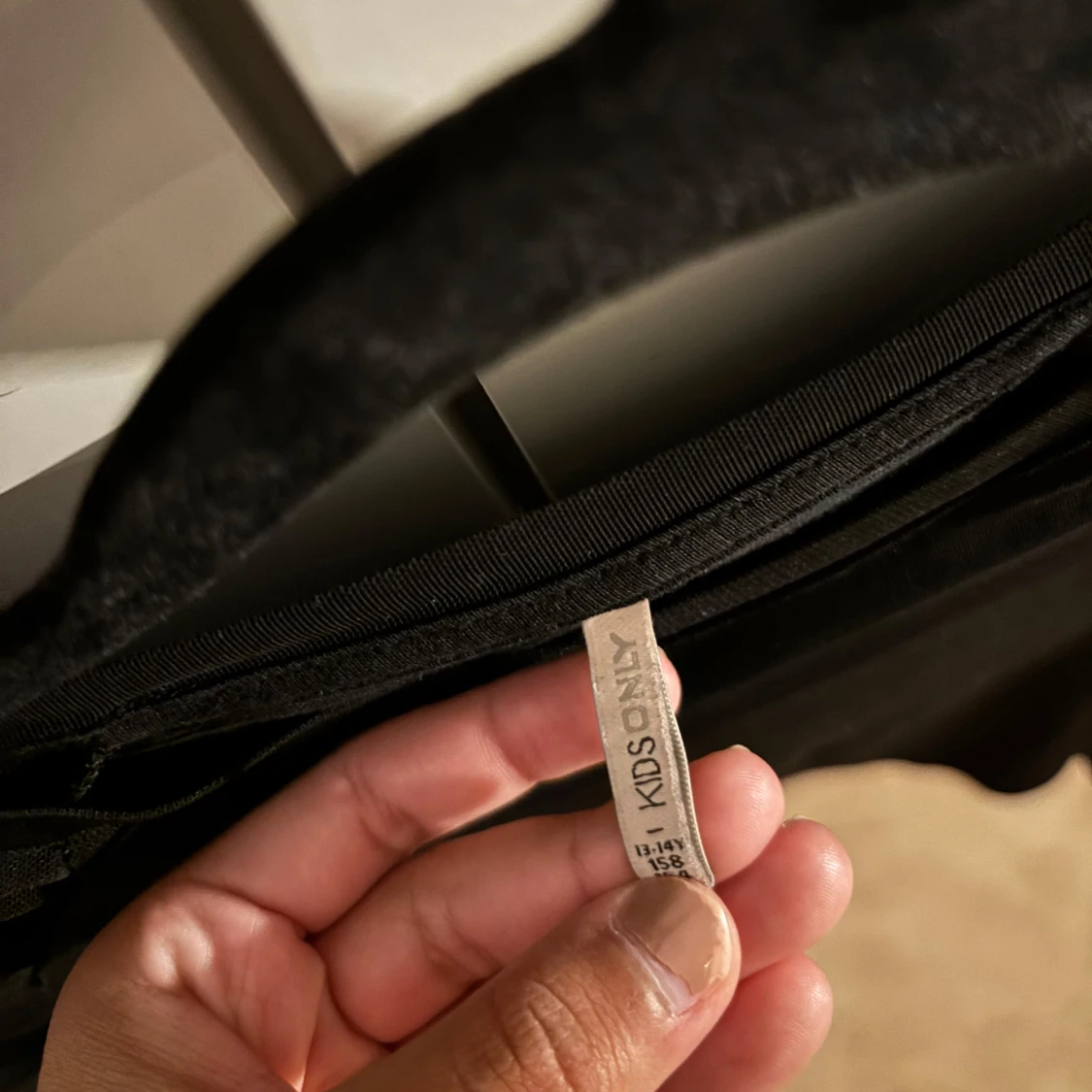 Svart långärmad med lite puff och lite genomskinliga armar - 2