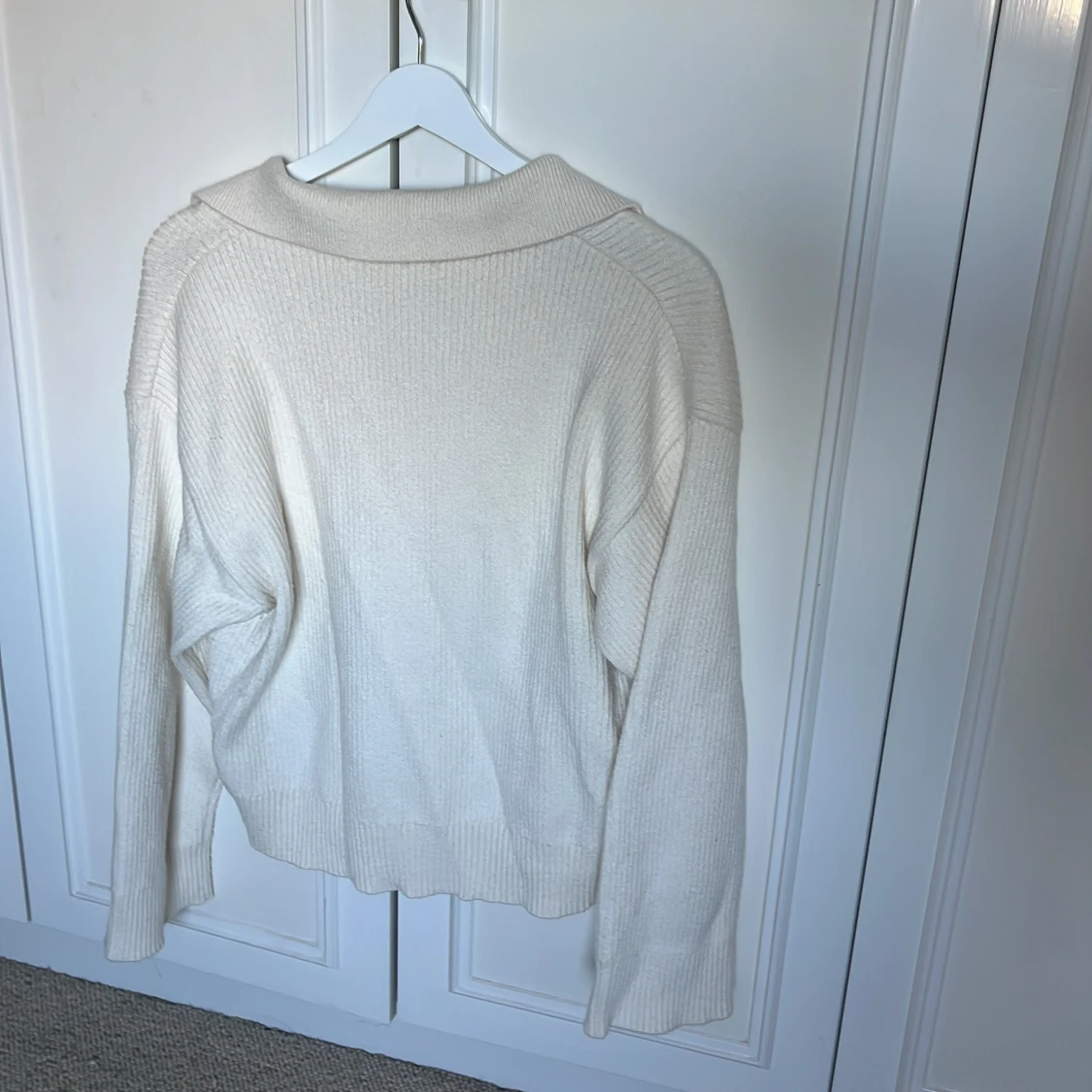 Ribbad krämvit tröja från BikBok - 1