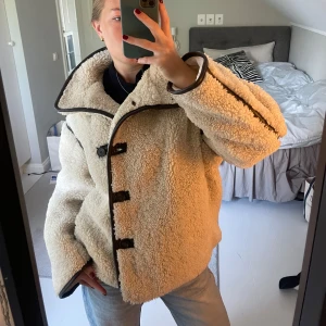 Beige teddyjacka  - Säljer en så fin och mysig teddyjacka!! Perfekt inför höst och vinter! Inga defekter och pris går att diskuteras🫶🏼