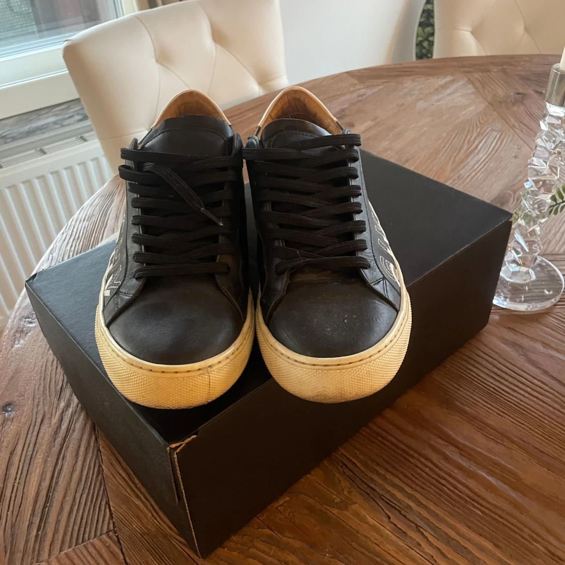 Givenchy svarta sneakers med logga - 3