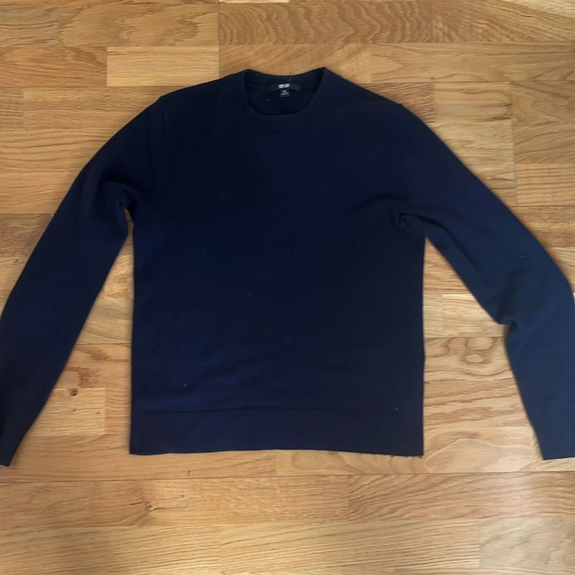 Mörkblå kashmirtröja från Uniqlo