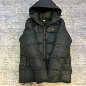 Ellesse jacka  - Perfekt jacka att förbereda sig med inför vintern. Jackan är perfekt för den som vill hålla sig varm under kylan. Som ni ser på bilden så är jackan i bra skick.