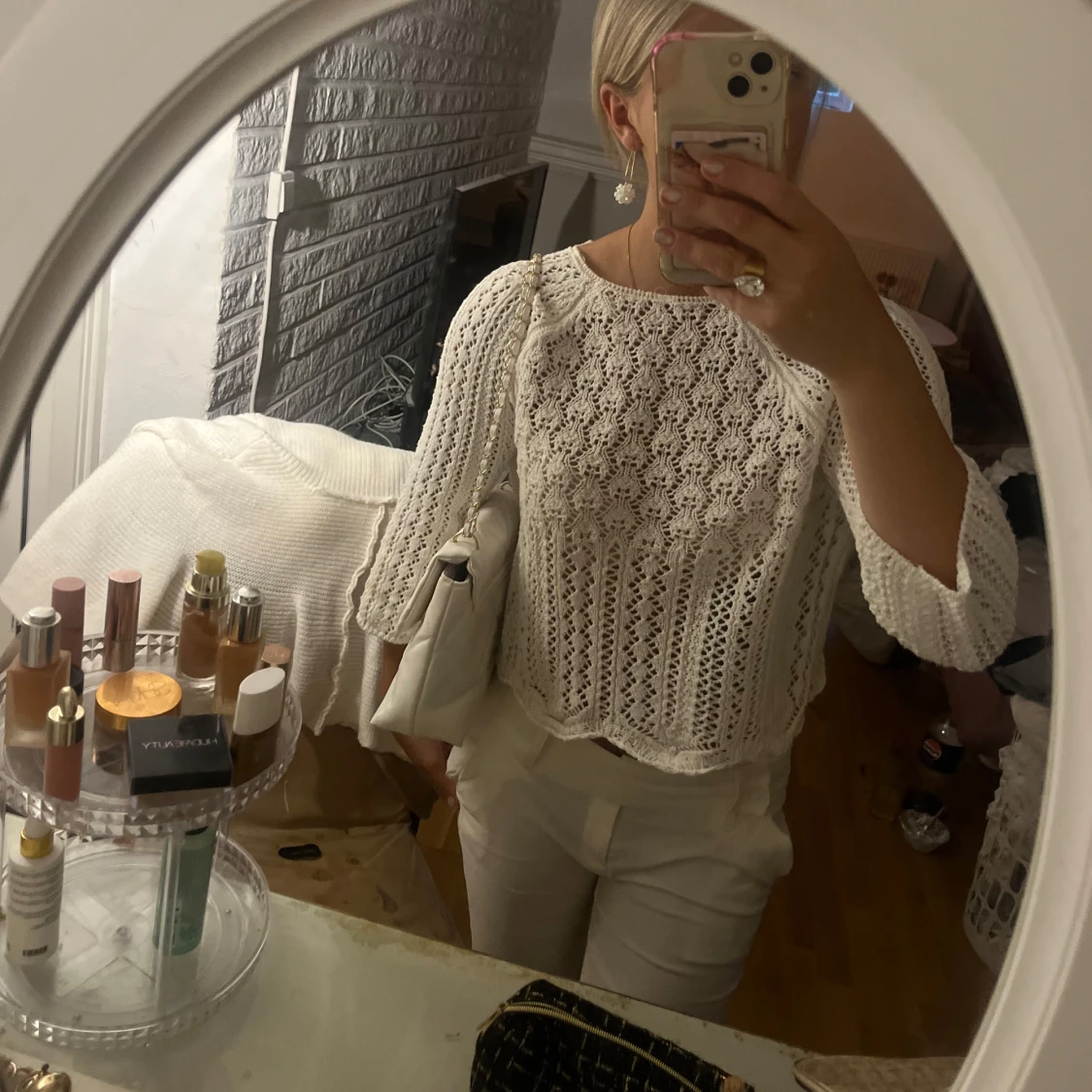 Vit virkad blus med trumpetärmar - 1