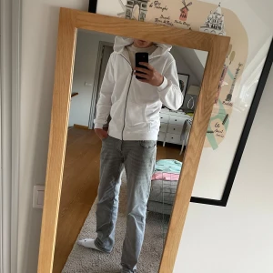 Vit hoodie med dragkedja och huva - Skön vit hoodie med zipp jävligt fräsch inte helt min stil längre men ja kom med bud eller något vill ba få bort min garderob asap 