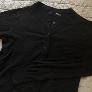 Svart kofta - Säljer en svart kofta från lager 157🤍