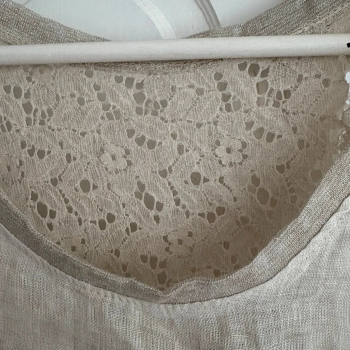 Beige ärmlös topp med spetsdetaljer - 1