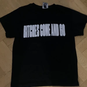 YUNG LEAN MERCH - Svart yung lean tröja från konserten i avicci arena, för står för mig, om du vill tradea något mot den går det bra. Haft på mig den en gång och det var efter konserten